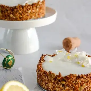 Dit is de kracht van herhalen
Herhalen, herhalen, herhalen. Β 
Dit is nodig om je leefstijl of gewoonte te veranderen. Β 
Wil jij een verandering in jezelf creΓ«ren, dan mag je daar voor gemiddeld 66 dagen achter elkaar mee bezig zijn. Β 
Dus als je het gevoel hebt dat het niet werkt, hou vol! Een verandering zit dus pas gemiddeld na 66 dagen in je systeem. 
Een kleine verandering soms eerder, een grotere verandering vaak nog zelfs iets later. Β 
Iets wat je aandacht geeft groeit.Β 
Je krijgt enorm veel prikkels binnen op een dag, maar een klein deel van deze prikkels kan je bewust verwerken. 
Dit gebeurd ook nog eens selectief. Waar jouw interesses liggen. Β 
Een voorbeeld. Β 
Ik heb afgelopen september een nieuwe fiets gekocht, daarna zag ik pas hoeveel van hetzelfde merk er eigenlijk al rond fietste. Β 
Of Β 
Pas als je een airup of dopper koopt valt het pas op hoeveel van die flessen er al zijn.Β 
Waarom geven we een nieuwe gewoonte ook niet langer de aandacht? Β 
Je gaat na 66 dagen echt verschil merken! Β 
Over de kracht van herhaling gesproken.. Β 
Dit ontbijttaartje verdient opnieuw de aandacht, omdat het een feest is om de dag mee te starten.Β recept is te vinden op mijn website.
Welke gewoonte ga jij de komende 66 dagen volhouden?
#gewoontes #gewoontesdoorbreken #gewoontescreΓ«ren #doelenbehalen #leefstijlexperts #leefstijladvies #leefstijlverandering #leefstijl #afvallen #gezondafvallen #afvallenzonderhonger #afvallenzonderdieet #geendieet #verantwoordbakken #verantwoordsnoepen #gezond #gezondontbijt #ontbijtinspiratie #gezondelevensstijl #gezonderelatiemeteten #watetenwevandaag #foodblogger #coaching #geentoegevoegdesuikers #gezondrecept #gezondekeuzes #etikettenlezen #etiketten