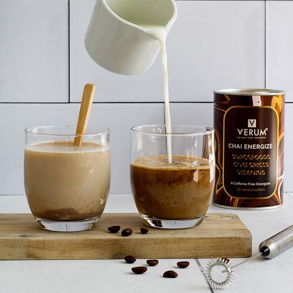 Verum drinks latte vooraanzicht, portfolio Verum drinks latte vooraanzicht, portfolio